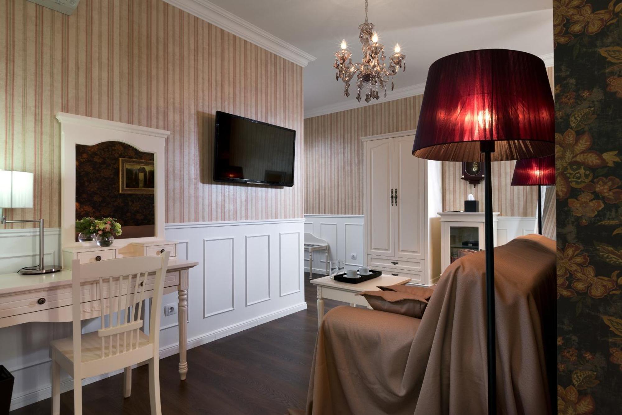 De Gaulle Boutique Hotel Charkiv Exteriör bild